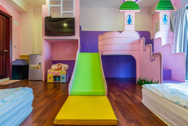 Funny Eggs Guest House-Comfort Quad Room with Bathtub-Princess Castle-6