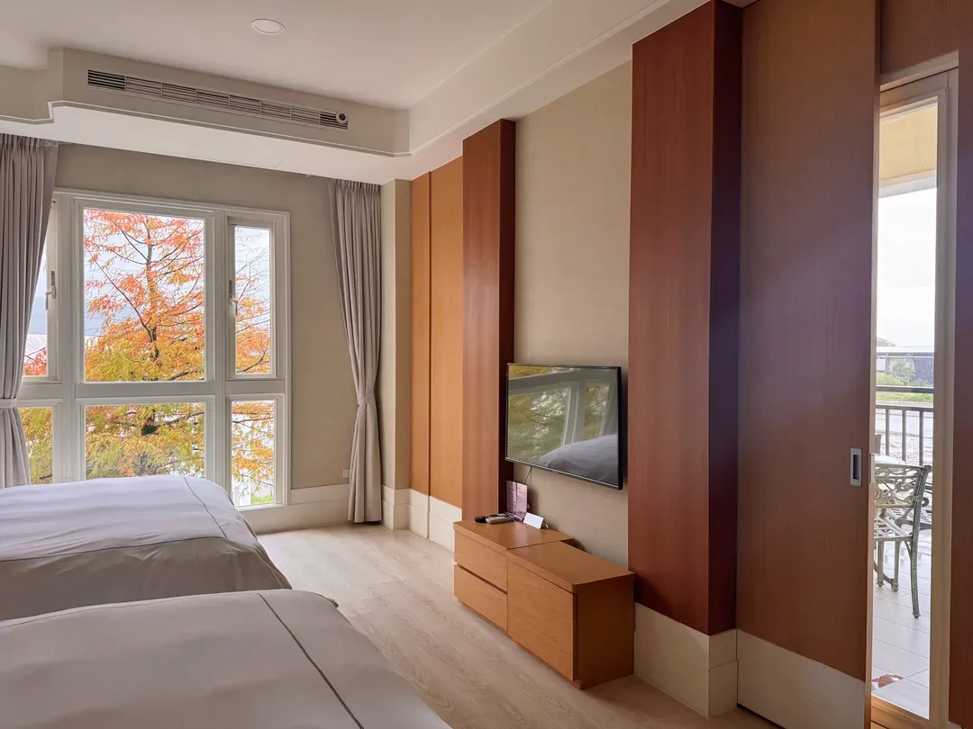 Listening to the wind in the mountains and rivers
