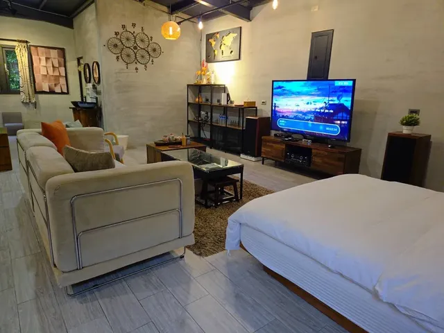 65吋聯網電視.YouTube.Netflix， 卡拉ok.第四台.麻將.泡茶.mp3.撲克牌.象棋.羽毛球都貼心為您準備