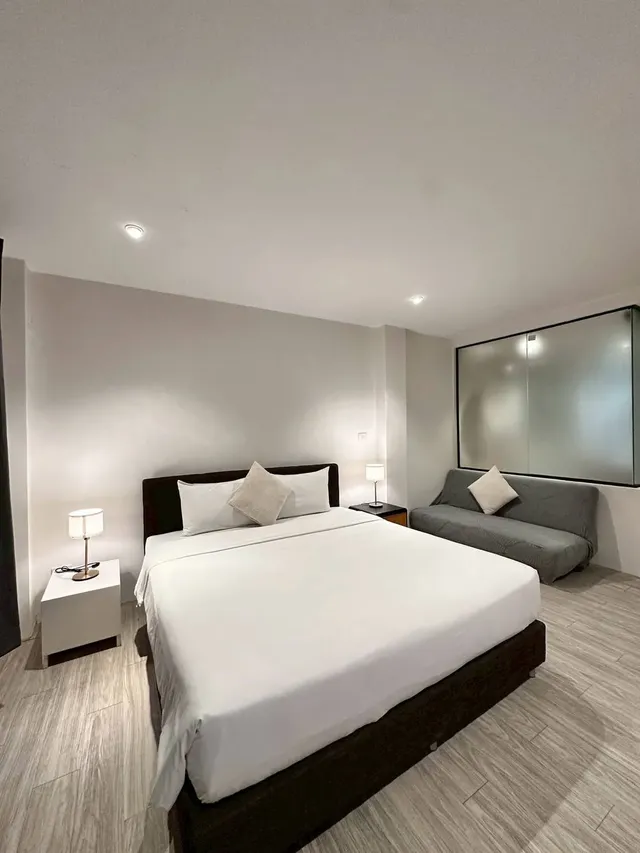 Studio F Sukhumvit-DELUXE DOUBLE ROOM WITH SHOWER AND SOFA-2
