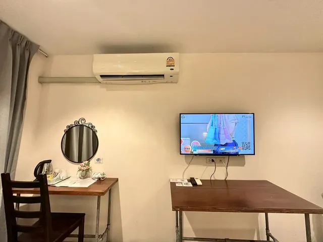 Studio F Sukhumvit-DELUXE DOUBLE ROOM WITH SHOWER AND SOFA-5