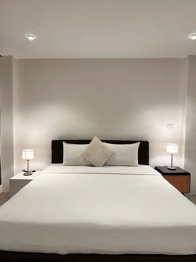 Studio F Sukhumvit-DELUXE DOUBLE ROOM WITH SHOWER AND SOFA-3
