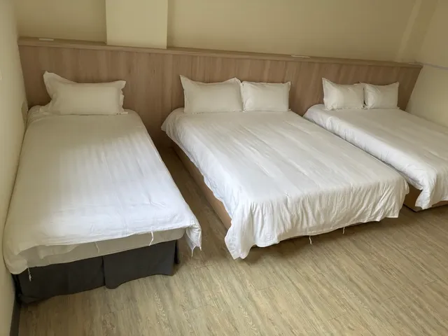 慢且洄瀾文旅飯店｜花蓮市中心美食吃不停｜香榭大道上-經濟五人房 - 無停車位-5