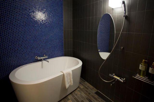 Clean bath room.