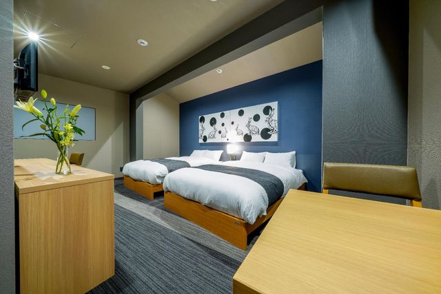 After you came back here from the trip in Kyoto, have a talk with your partner, friend, or family about your staying on the bed!