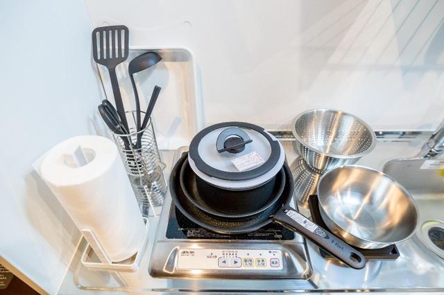 We prepare some cookware. You can cook with IH cooker. You can cook easily here. We recommend for the guest of vegetarian style and vegan style.