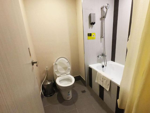 Wholesome Hotel-Superior Double Room with Window and Bathtub-10