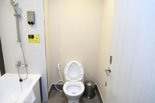 Wholesome Hotel-Superior Double Room with Window and Bathtub-5