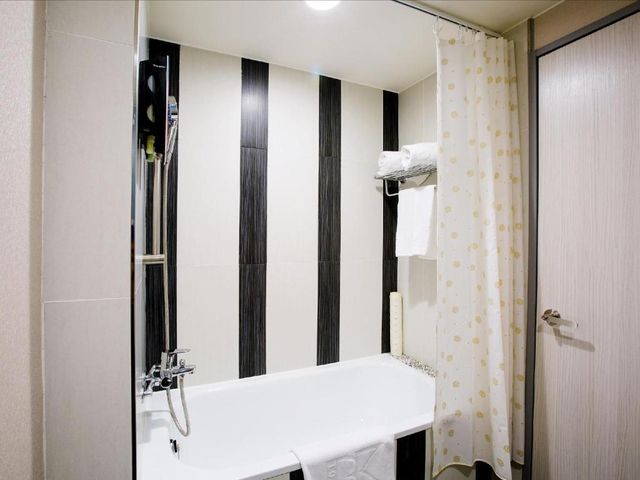 Wholesome Hotel-Superior Double Room with Window and Bathtub-6