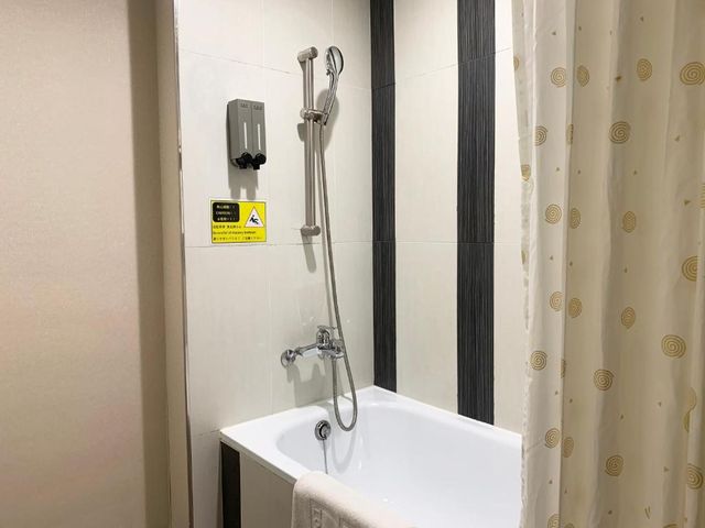 Wholesome Hotel-Superior Twin Room with Window and Bathtub-6