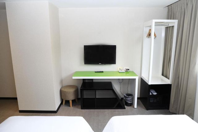 Wholesome Hotel-Superior Twin Room with Window and Bathtub-8