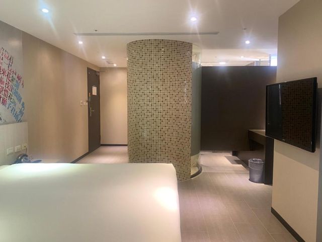 Wholesome Hotel-Deluxe Double Room with Window and Bathtub-4