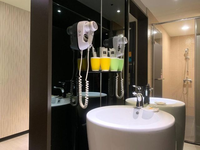 Wholesome Hotel-Superior Triple Room with Window and Bathtub-7