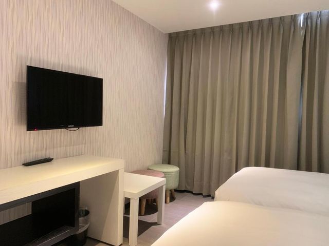 Wholesome Hotel-Superior Triple Room with Window and Bathtub-6