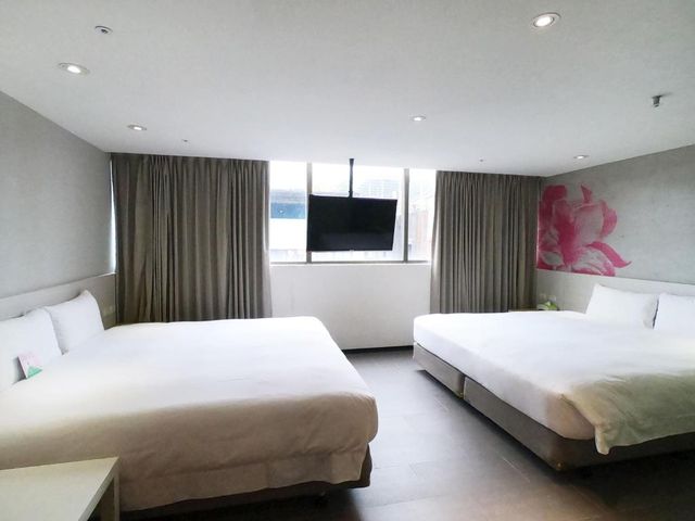 Wholesome Hotel-Superior Quadruple Room-3