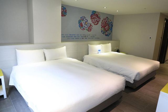 Wholesome Hotel-Standard Quadruple Room with Window-1