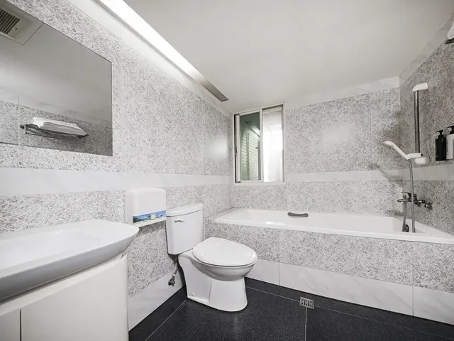 Guide Hotel Taoyuan Fuxing-Deluxe Quadruple Room-9
