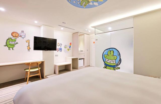 台中逢甲圖樂文旅 | 百萬人氣插畫主題-高級特大雙人床房-4