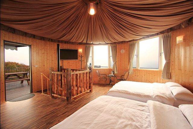 The best yurt accommodation in the stream-Cingjing-Yard in the middle of the building-1