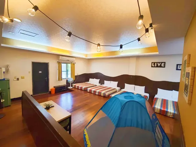 興吉木屋 - 墾丁大街只要走路7分鐘!| 室內公共空間自行車停放-木屋雙衛浴十人房-2