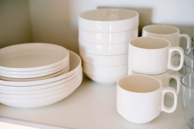 Different kinds of tableware are available. Please use them freely.