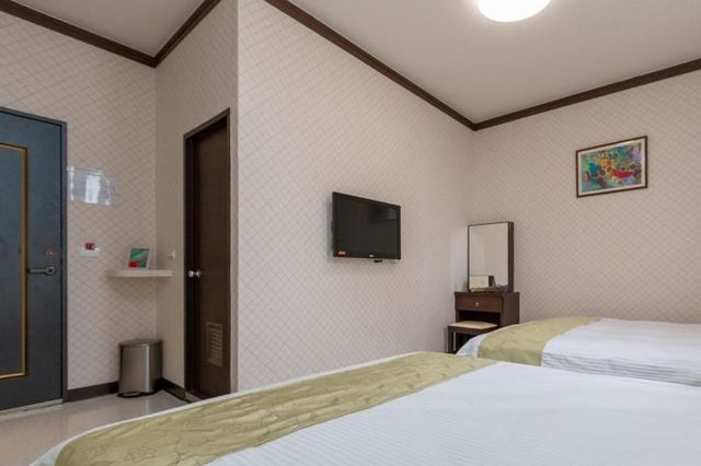 Jiajia Business Hotel-Elegant Quadruple Suite-5