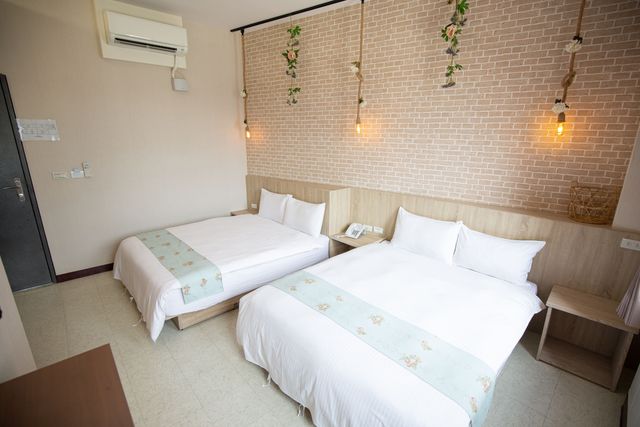 Jiajia Business Hotel-Deluxe quadruple room-6