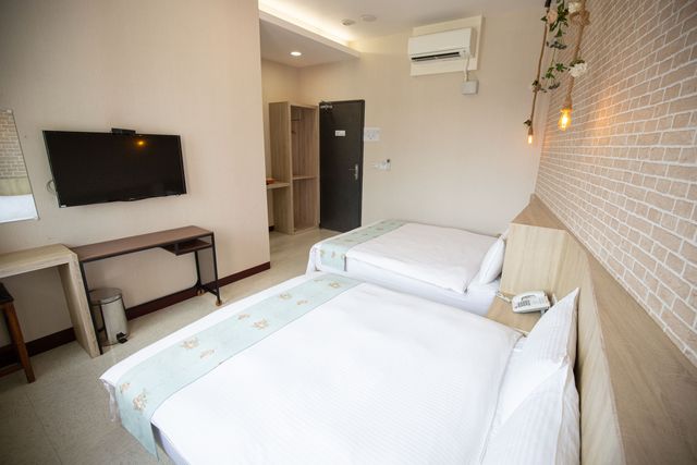 Jiajia Business Hotel-Deluxe quadruple room-5