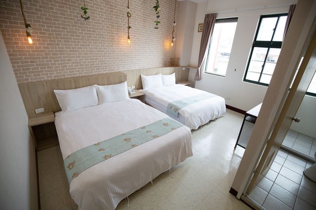 Jiajia Business Hotel-Deluxe quadruple room-4