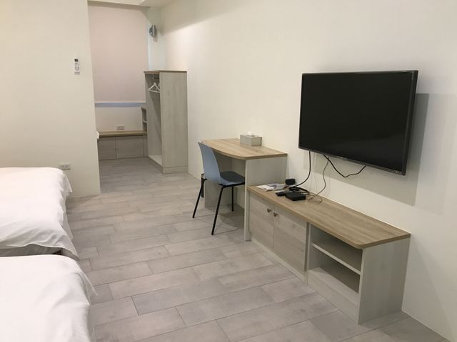 書桌及MOD電視