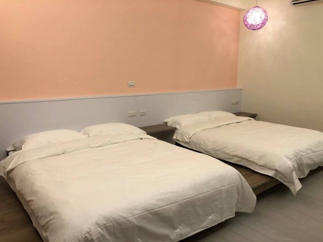架高床區。2張標準雙人床墊