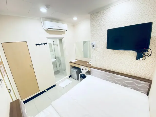 台南來七桃旅店｜假日贈早餐（春節除外）、緊鄰赤崁樓/神農街-復古雙人房(無窗)-1