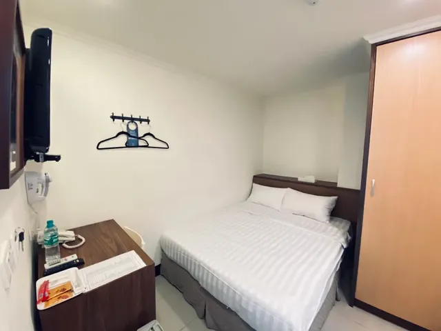 台南來七桃旅店｜假日贈早餐（春節除外）、緊鄰赤崁樓/神農街-復古雙人房(無窗)-2