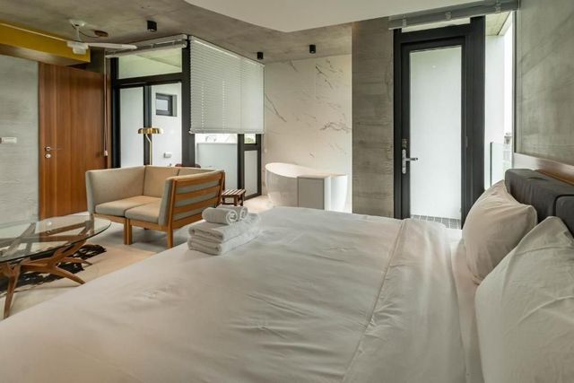Naturally Homestay-Queen Size Bed Room-5