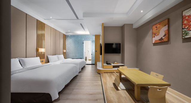 Gemalan FL Spring Hotel-Deluxe Quadruple Room-1