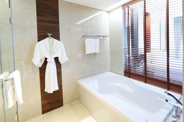 Amanta Hotel&Residence Ratchada - SHA Extra Plus-1-BR Deluxe Suite with Pool View (Included Breakfast)-9