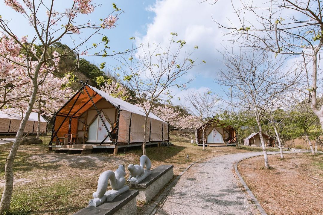 远山望月温泉露营区｜9/6前入住送$1199晚餐、美人汤屋、露营车