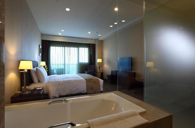 H Resort-Deluxe Double Room with Sea View and Balcony-3