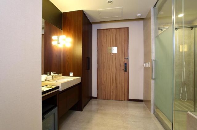 H Resort-Deluxe Double Room with Sea View and Balcony-5