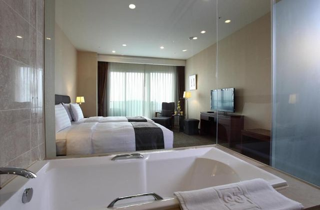 H Resort-Standard Twin Room with Sea View and Balcony-2