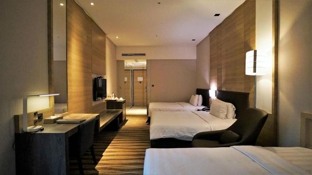 城市商旅-真愛館 ｜近高雄音樂中心-高級客房－3 張雙人床-1