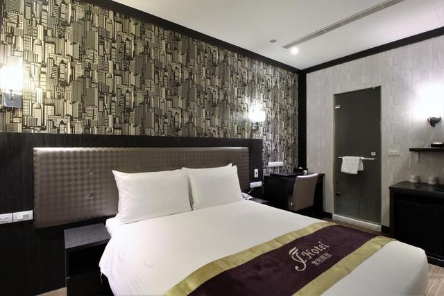 J-Hotel-double room-disability access-6