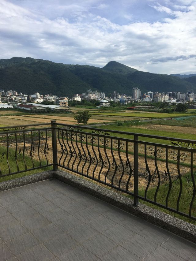 遠處的高樓塵囂，更顯出獨棟農舍的清幽。
