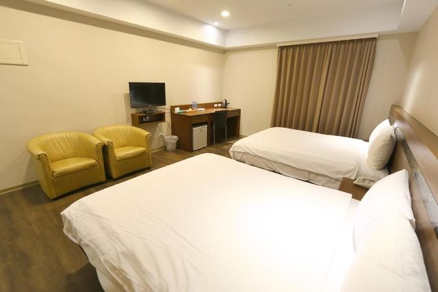 鼎立安商務旅館-四人房 - 附陽台-3