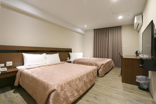 鼎立安商務旅館-四人房 - 附陽台-1