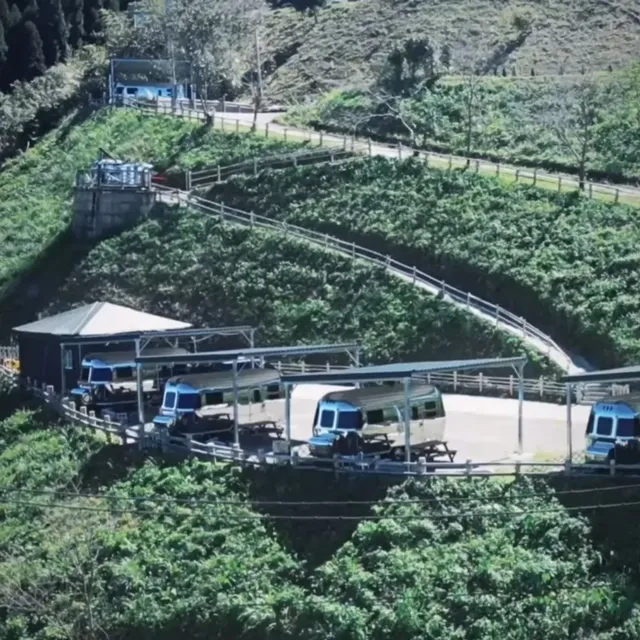 紅柚車露漫遊｜質感美式露營車、獨立乾溼分離衛浴、大片景觀草皮-自助式美式露營車-獨立營位-5