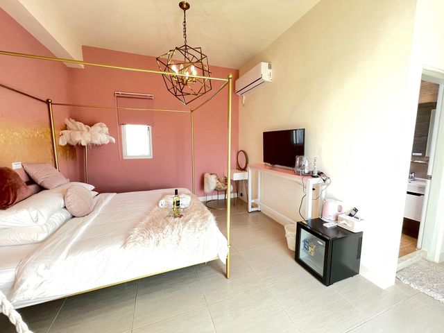 Pinky Promise Villa-Earth Rose Double Room RF32-2