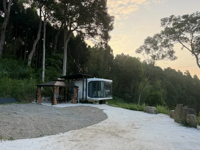 尖石森夜藏星免搭帳露營區｜新開幕78折起！景觀露營車、獨立衛浴、雲海星空秘境-太空艙 D-6