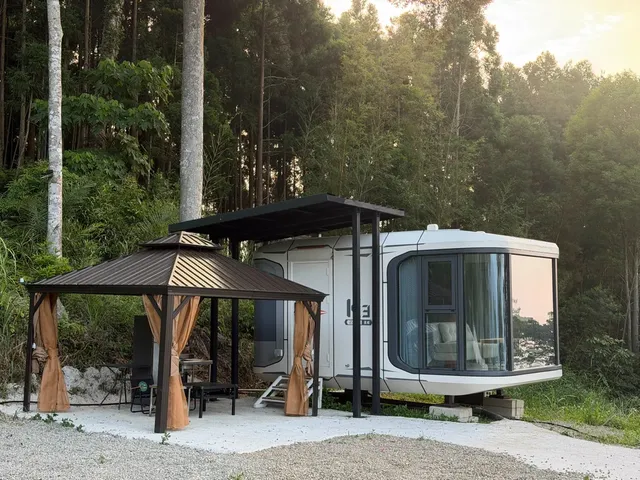 尖石森夜藏星免搭帳露營區｜新開幕78折起！景觀露營車、獨立衛浴、雲海星空秘境-太空艙 D-5