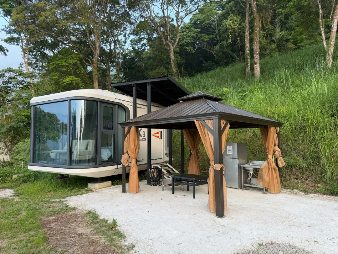 尖石森夜藏星免搭帳露營區｜全新上架！景觀露營車、獨立衛浴、雲海星空秘境